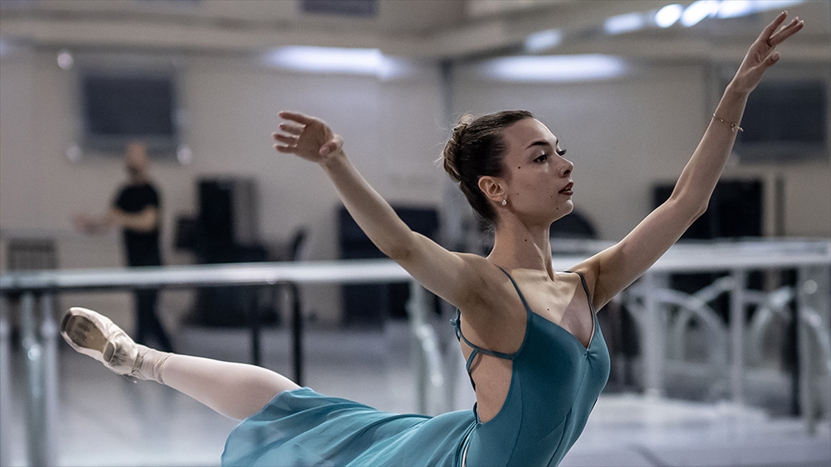 Türk balerin Nilay Tahiroğlu, Bolşoy Sahnesi’nde finale yükseldi Türk balerin Nilay Tahiroğlu, Bolşoy Sahnesi’nde finale yükseldi