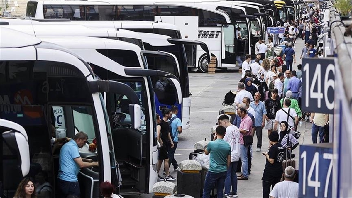 Türkiye’de geçen yıl yaklaşık 2,5 milyon kişi iller arasında göç etti Türkiye’de geçen yıl yaklaşık 2,5 milyon kişi iller arasında göç etti