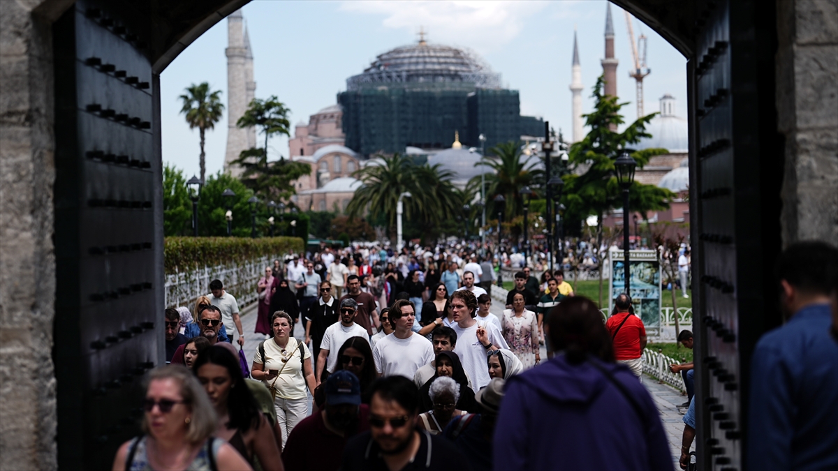 Yerli turistler yılın ilk çeyreğinde 102,3 milyar lira seyahat harcaması yaptı Yerli turistler yılın ilk çeyreğinde 102,3 milyar lira seyahat harcaması yaptı