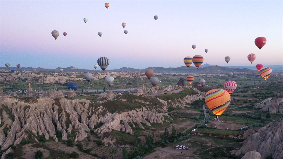 Yılın ilk yarısında 13 bin balon uçuşuyla 308 bin yolcu seyahat etti Yılın ilk yarısında 13 bin balon uçuşuyla 308 bin yolcu seyahat etti