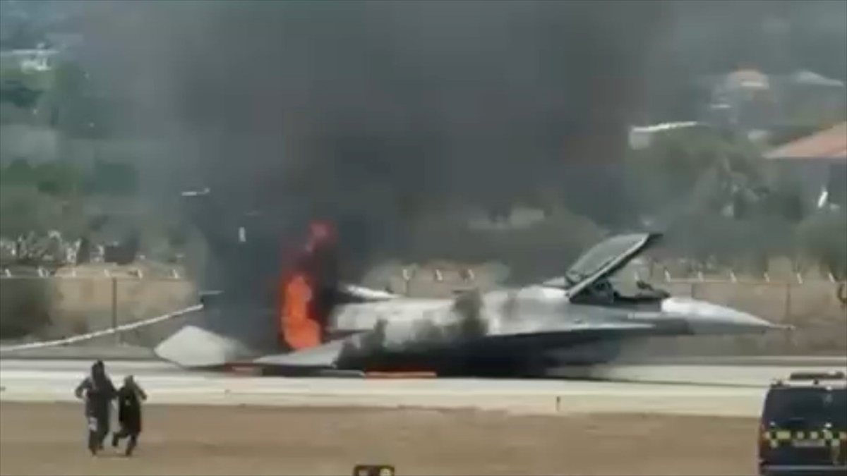 Yunanistan’da bir F-16 savaş uçağı arıza nedeniyle zorunlu iniş yaptı Yunanistan’da bir F-16 savaş uçağı arıza nedeniyle zorunlu iniş yaptı