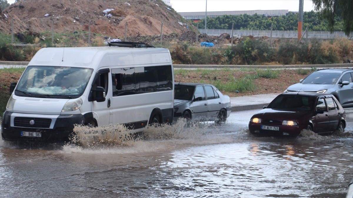 Adana’da sağanak ve şiddetli rüzgar etkili oldu Adana’da sağanak ve şiddetli rüzgar etkili oldu