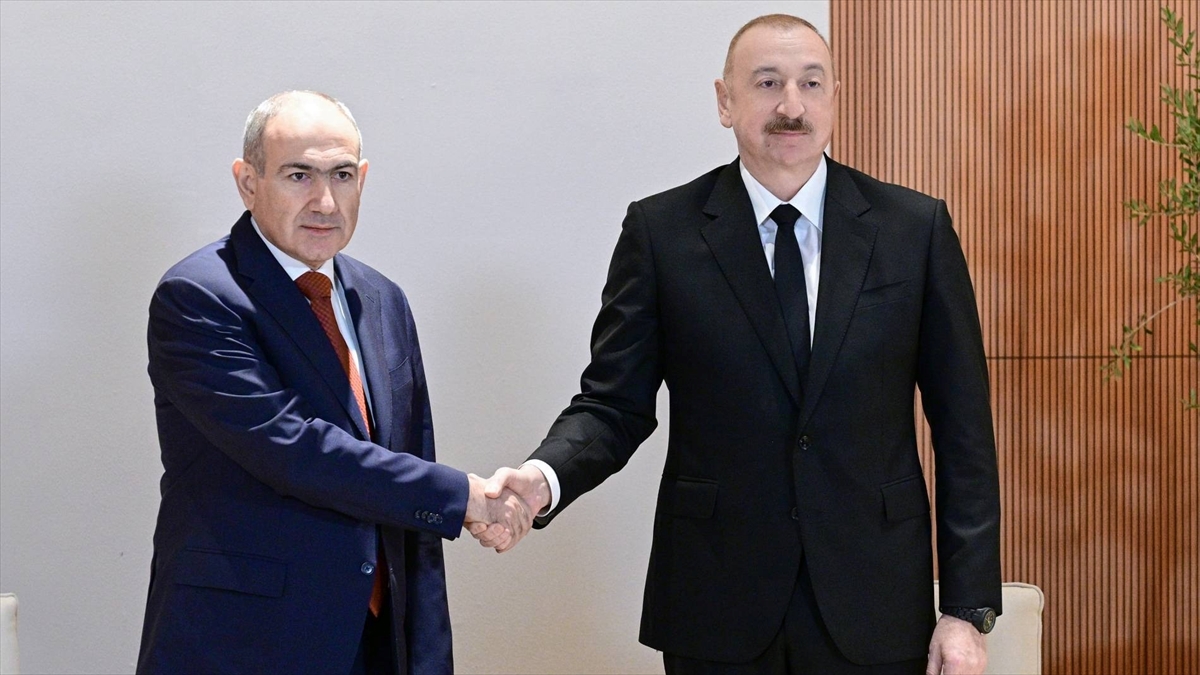 Aliyev ve Paşinyan telefonda görüştü