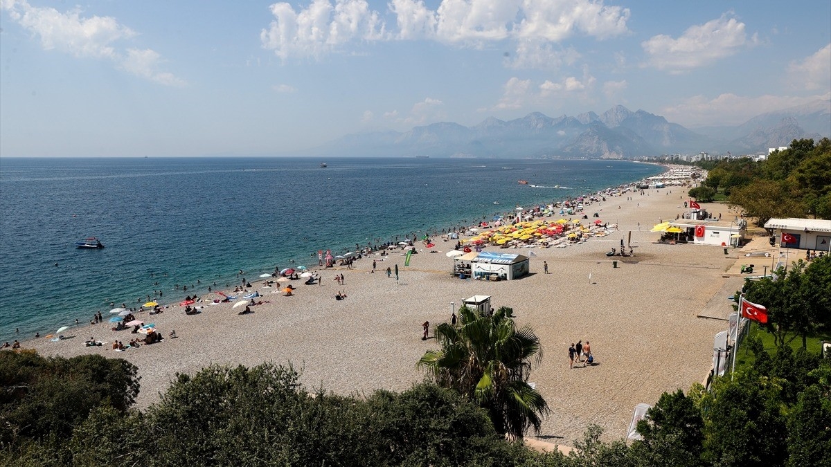 Antalya’da sıcaktan bunalanlar sahillerde yoğunluk oluşturdu