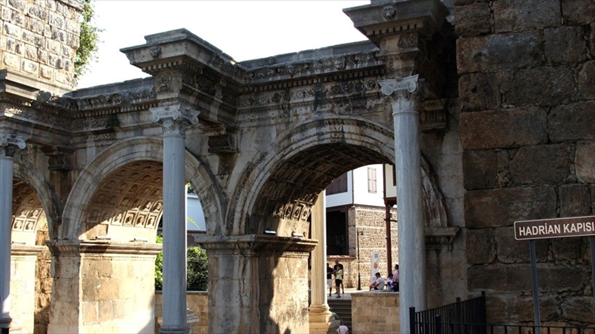 Antalya’daki 1900 yıllık Hadrian Kapısı kentin tarihine ışık tutuyor Antalya’daki 1900 yıllık Hadrian Kapısı kentin tarihine ışık tutuyor