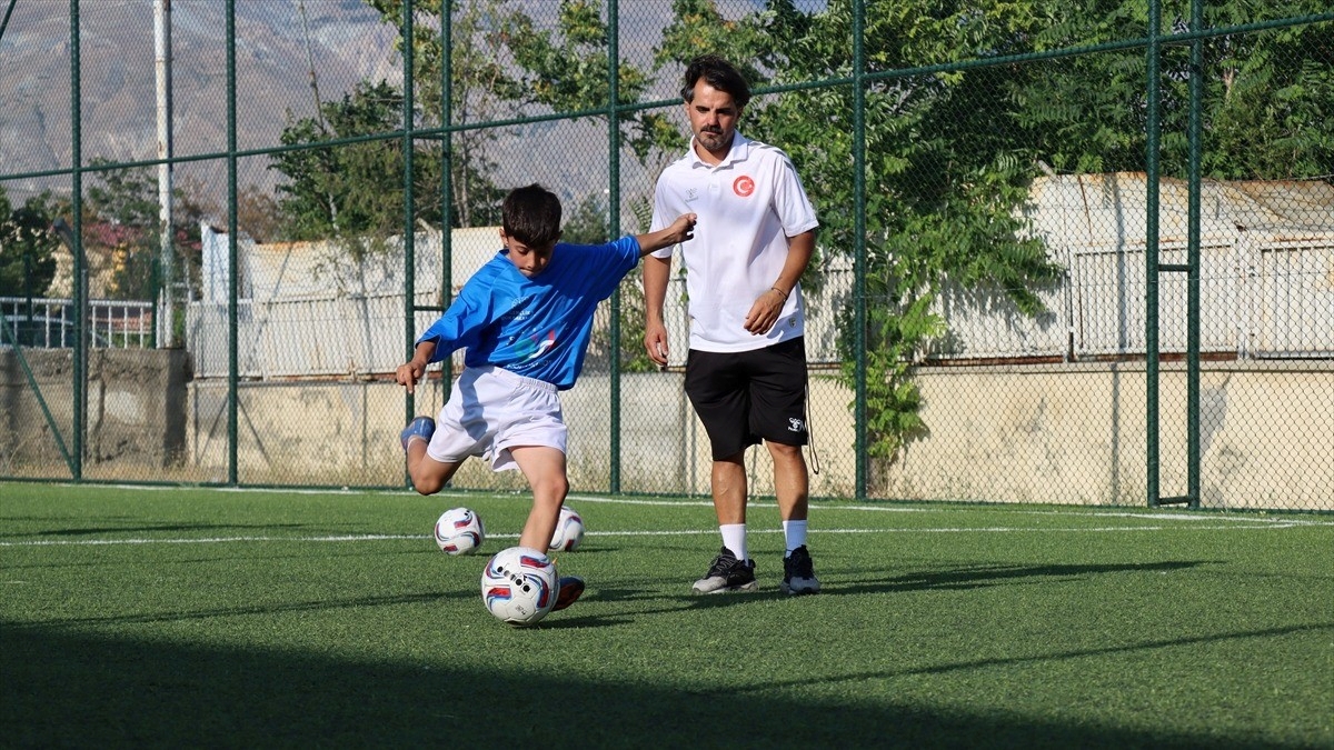 Atıl alanlar sporla değerlendirildi, 3 bin çocuk dijital bağımlılıktan uzaklaştırıldı Atıl alanlar sporla değerlendirildi, 3 bin çocuk dijital bağımlılıktan uzaklaştırıldı