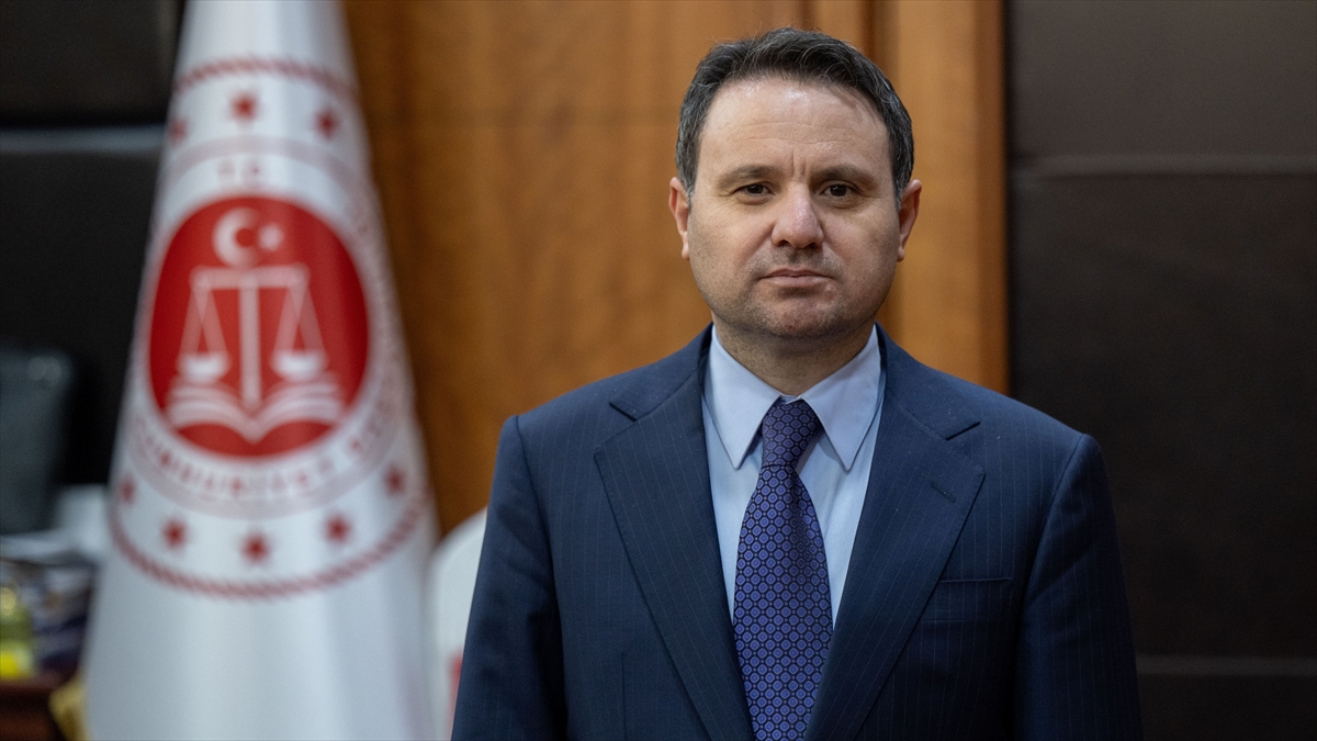 Bakan Gürlek: İnanç ve dini değerler, hiçbir şekilde suç faaliyetlerinin aracı veya kalkanı haline getirilemez Bakan Gürlek: İnanç ve dini değerler, hiçbir şekilde suç faaliyetlerinin aracı veya kalkanı haline getirilemez