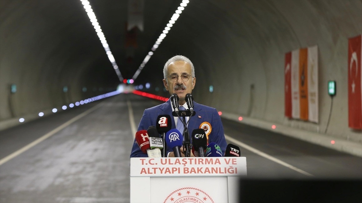 Bakan Uraloğlu: Son 24 yılda, kara yolu altyapımıza yaptığımız yatırımlarla Türkiye’yi adeta yeniden inşa ettik Bakan Uraloğlu: Son 24 yılda, kara yolu altyapımıza yaptığımız yatırımlarla Türkiye’yi adeta yeniden inşa ettik