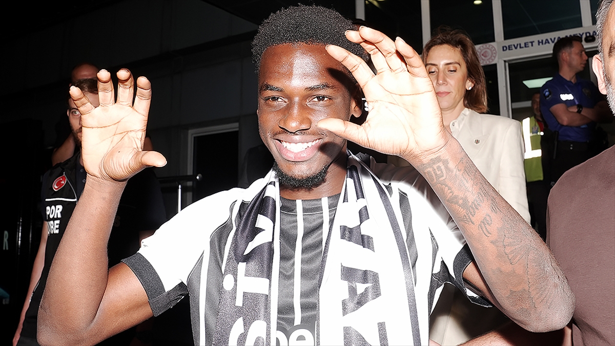 Beşiktaş, Ernest Poku ile sözleşme imzaladı Beşiktaş, Ernest Poku ile sözleşme imzaladı