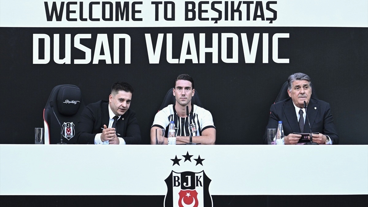 Beşiktaş Kulübü, Sırp golcü Dusan Vlahovic için imza töreni düzenledi Beşiktaş Kulübü, Sırp golcü Dusan Vlahovic için imza töreni düzenledi