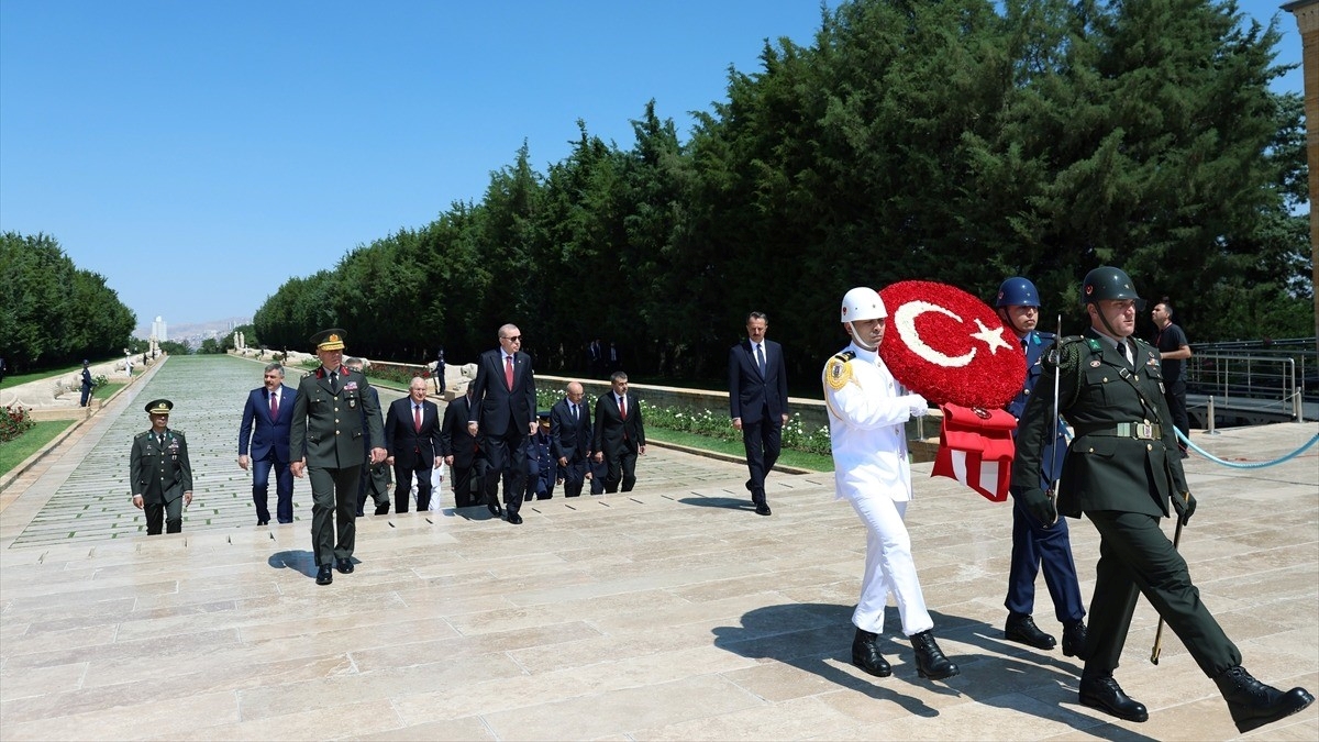 Cumhurbaşkanı Erdoğan başkanlığındaki YAŞ üyeleri Anıtkabir’i ziyaret etti Cumhurbaşkanı Erdoğan başkanlığındaki YAŞ üyeleri Anıtkabir’i ziyaret etti