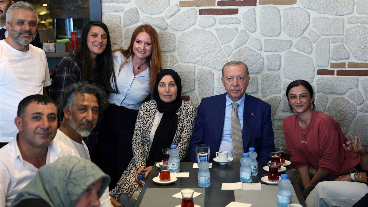 Cumhurbaşkanı Erdoğan, Üsküdar’da esnafı ziyaret etti Cumhurbaşkanı Erdoğan, Üsküdar’da esnafı ziyaret etti