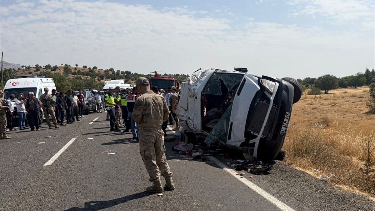 Diyarbakır’da devrilen minibüsteki 2 kişi öldü, 12 kişi yaralandı