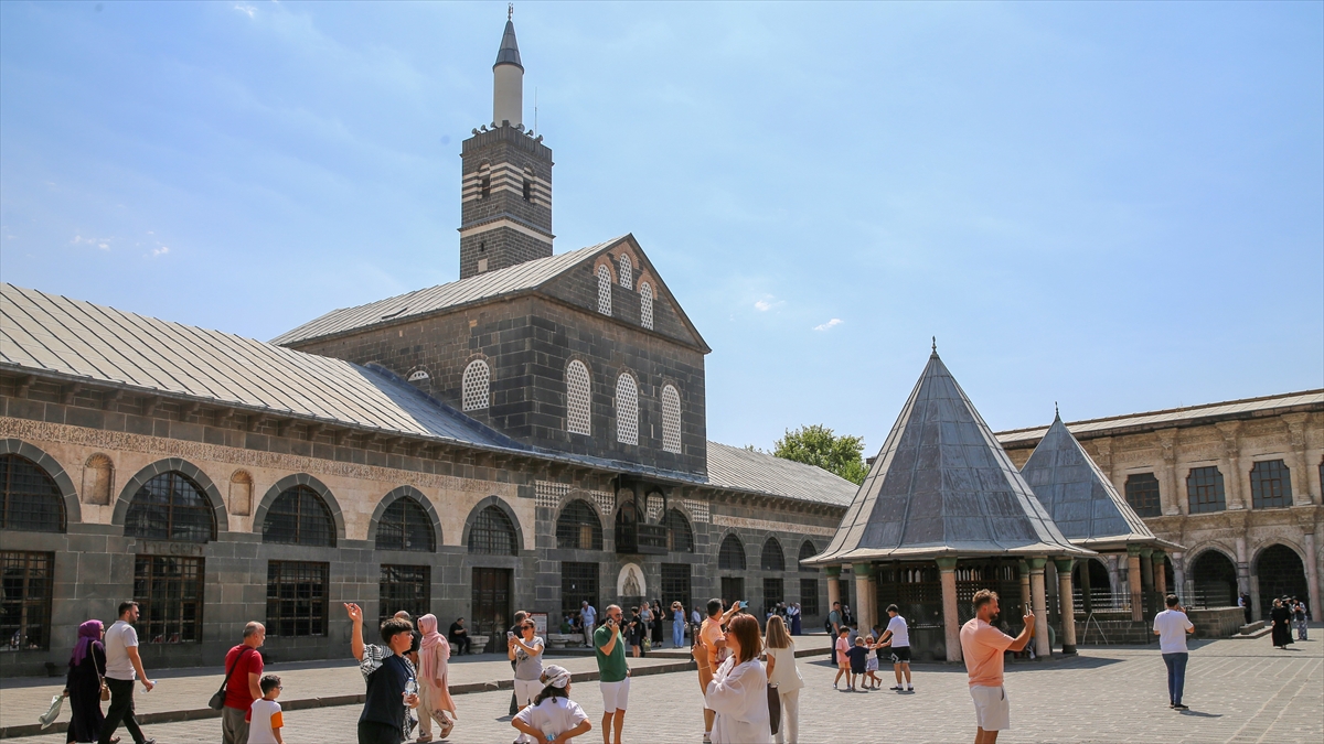 Diyarbakır’ın 16 yıl sonra Süper Lig’de temsil edilmesi turizmde beklentiyi artırdı Diyarbakır’ın 16 yıl sonra Süper Lig’de temsil edilmesi turizmde beklentiyi artırdı