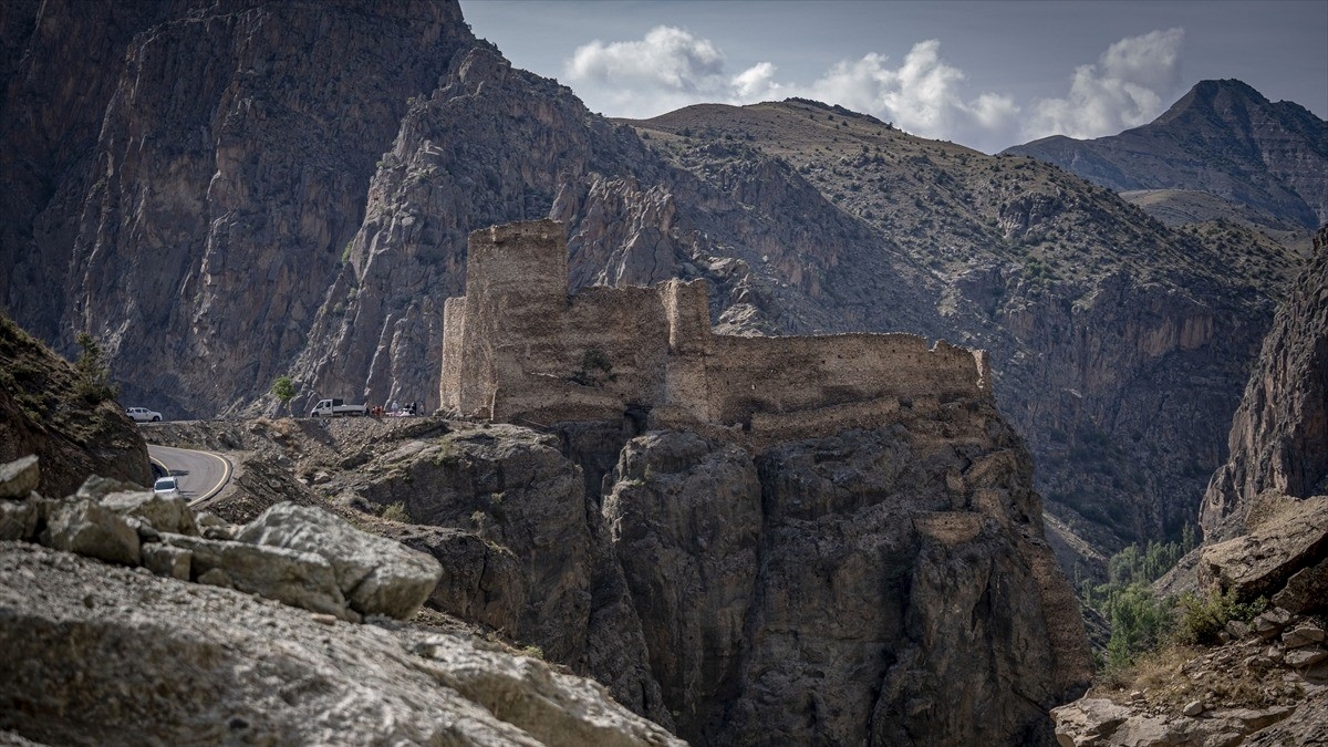 Doğa tutkunlarının ilgi gösterdiği sarp kayalıklardaki kaleye ulaşım artık daha kolay