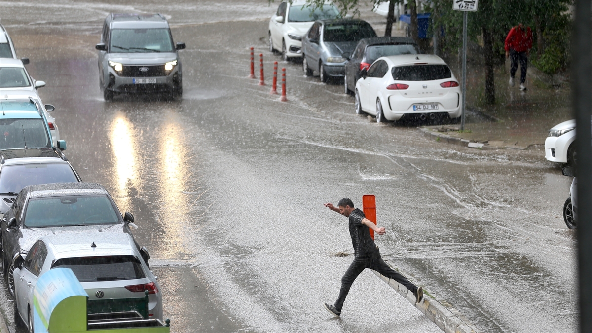 Doğu Anadolu’nun kuzeydoğusu için gök gürültülü sağanak uyarısı