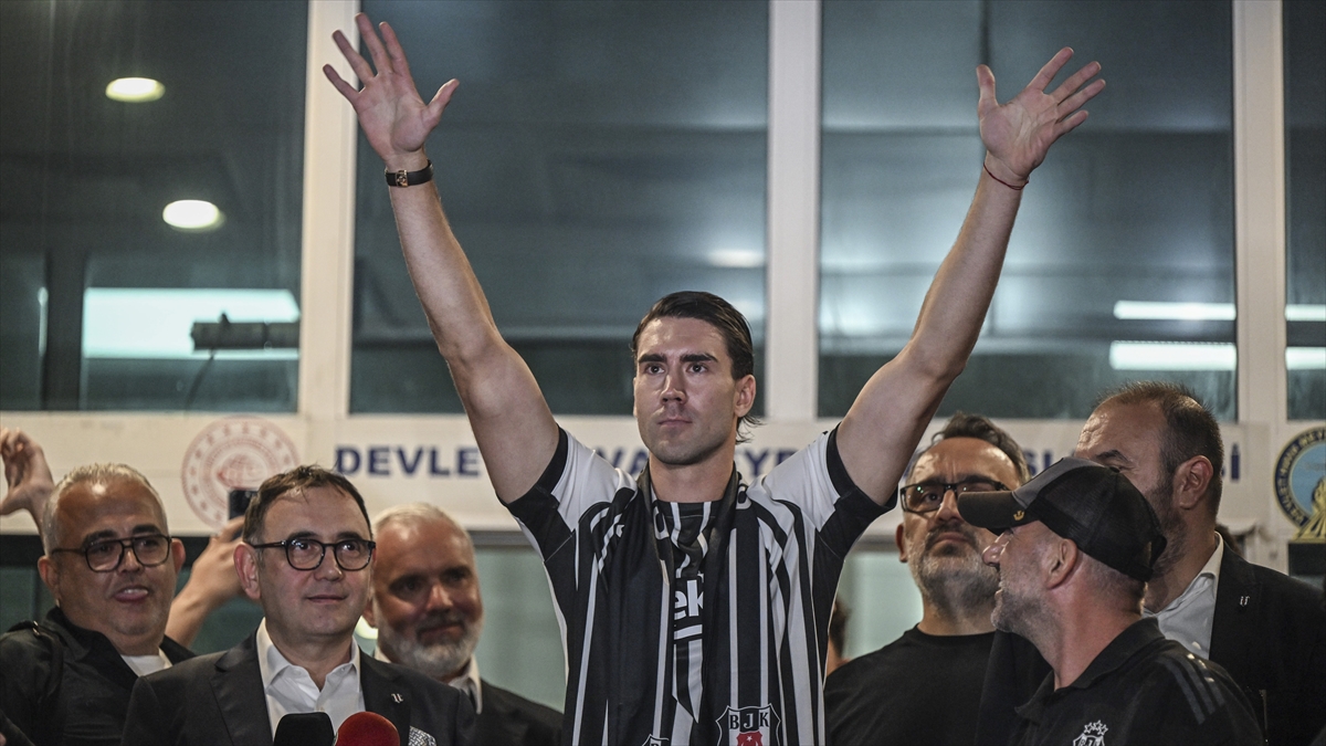 Dusan Vlahovic, Beşiktaş tarihinin üçüncü Sırp futbolcusu oldu Dusan Vlahovic, Beşiktaş tarihinin üçüncü Sırp futbolcusu oldu
