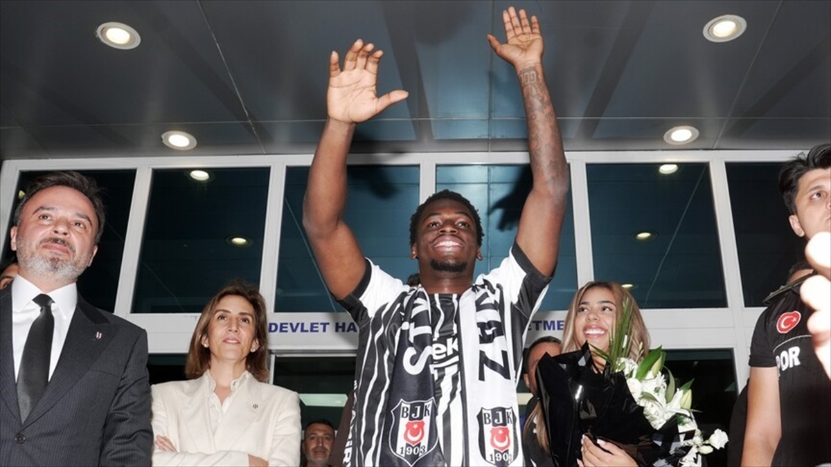 Ernest Poku, Beşiktaş tarihinin dördüncü Hollandalı futbolcusu oldu Ernest Poku, Beşiktaş tarihinin dördüncü Hollandalı futbolcusu oldu