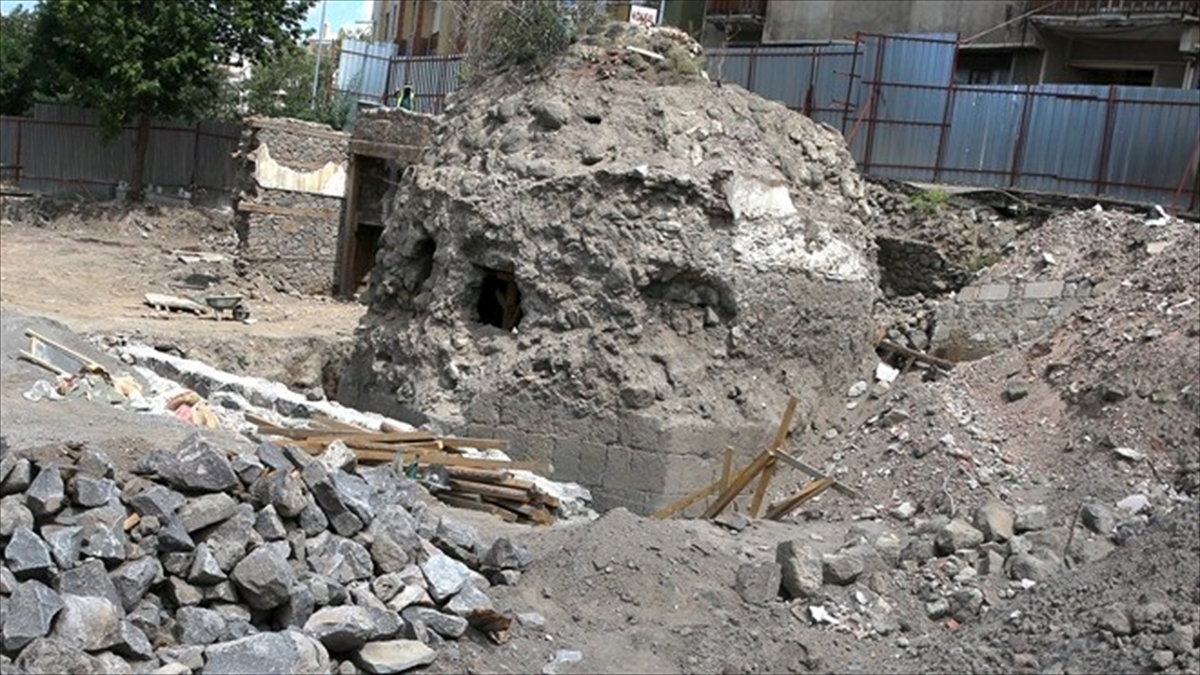 Erzurum’da ahilik teşkilatını kuran Ahi Toman Baba’nın kümbeti gün yüzüne çıkarılıyor Erzurum’da ahilik teşkilatını kuran Ahi Toman Baba’nın kümbeti gün yüzüne çıkarılıyor