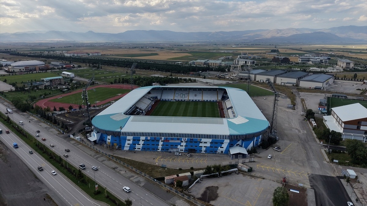 Erzurumspor taraftarı 3 sezon sonra statlarındaki tüm tribünlerde yerini alacak Erzurumspor taraftarı 3 sezon sonra statlarındaki tüm tribünlerde yerini alacak