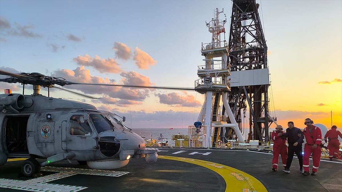 Fatih sondaj gemisinde iş kazası geçiren personel Deniz Kuvvetlerinin helikopteriyle tahliye edildi Fatih sondaj gemisinde iş kazası geçiren personel Deniz Kuvvetlerinin helikopteriyle tahliye edildi