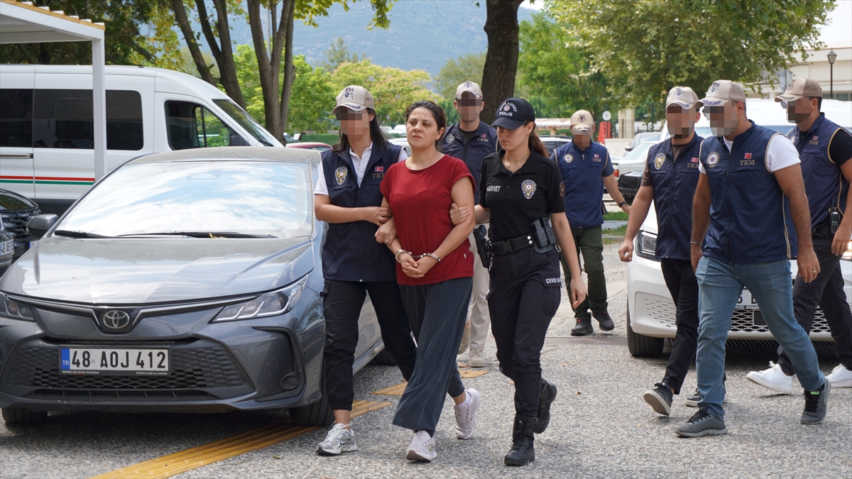 FETÖ’nün suikast timindeki Karatepe’ye yardım ettiği belirlenen şüpheli adliyeye sevk edildi FETÖ’nün suikast timindeki Karatepe’ye yardım ettiği belirlenen şüpheli adliyeye sevk edildi