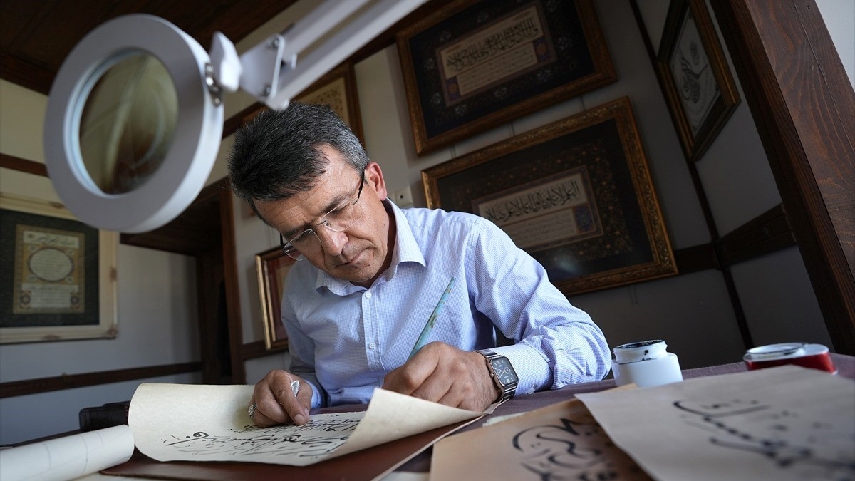 Güvenlik kulübesinde izlediği TRT belgeselinden etkilenip hattat oldu Güvenlik kulübesinde izlediği TRT belgeselinden etkilenip hattat oldu