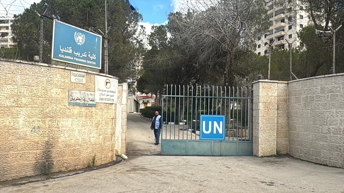 İsrail, UNRWA’nın Doğu Kudüs’teki Kalendiya Eğitim Merkezi’ne el koydu İsrail, UNRWA’nın Doğu Kudüs’teki Kalendiya Eğitim Merkezi’ne el koydu