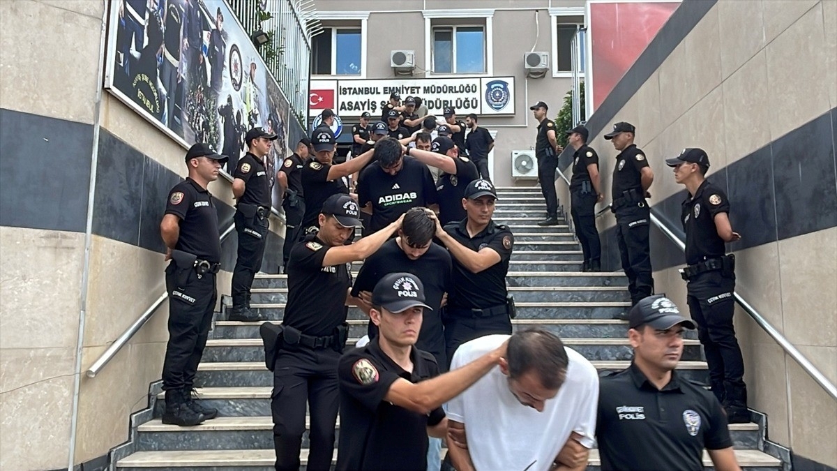 İstanbul merkezli 4 ilde suç örgütüne yönelik operasyonda 32 şüpheli yakalandı İstanbul merkezli 4 ilde suç örgütüne yönelik operasyonda 32 şüpheli yakalandı