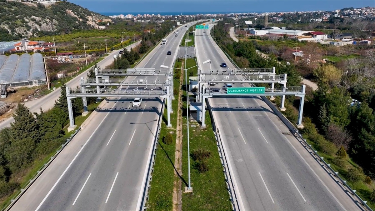 Kara yollarında serbest geçiş başladı, eski gişeler kaldırılıyor Kara yollarında serbest geçiş başladı, eski gişeler kaldırılıyor