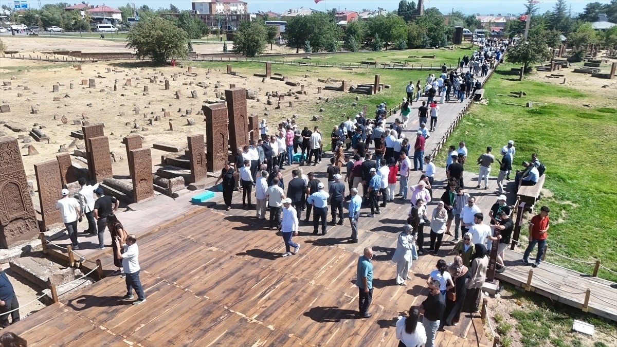 Malazgirt Zaferi’nin 955. yılında Ahlat’taki Selçuklu Meydan Mezarlığı’na ziyaretçi akını Malazgirt Zaferi’nin 955. yılında Ahlat’taki Selçuklu Meydan Mezarlığı’na ziyaretçi akını