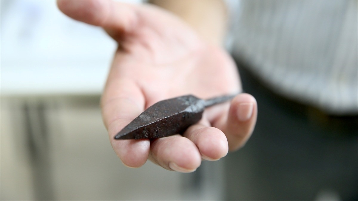 Malazgirt’teki kazılarda çıkarılan metal objeler laboratuvarda kayıt altına alınıyor Malazgirt’teki kazılarda çıkarılan metal objeler laboratuvarda kayıt altına alınıyor