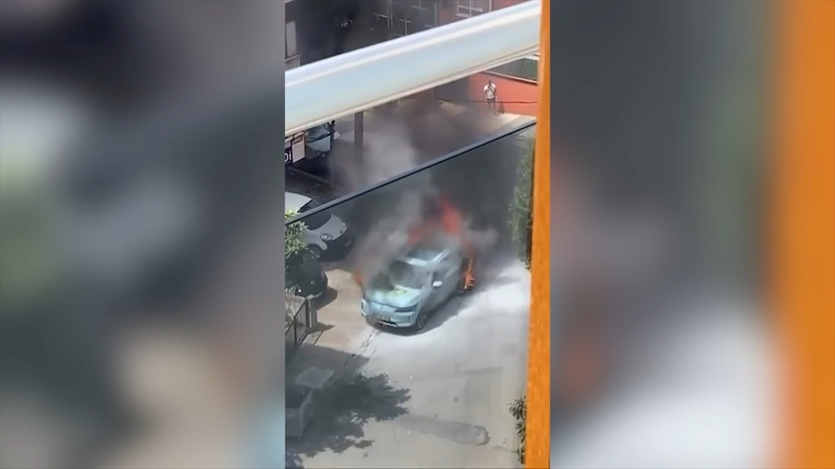 Maltepe’de park halindeki elektrikli otomobil yandı Maltepe’de park halindeki elektrikli otomobil yandı