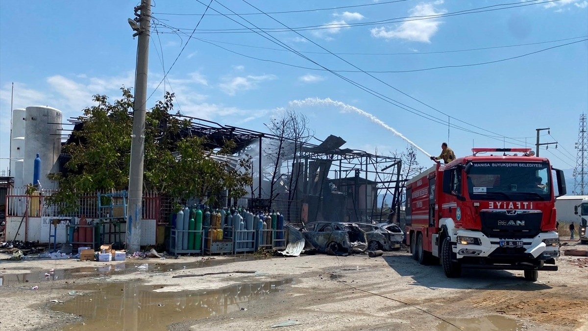 Manisa’da oksijen dolum tesisinde çıkan yangında 2 kişi hayatını kaybetti, 2 kişi yaralandı Manisa’da oksijen dolum tesisinde çıkan yangında 2 kişi hayatını kaybetti, 2 kişi yaralandı