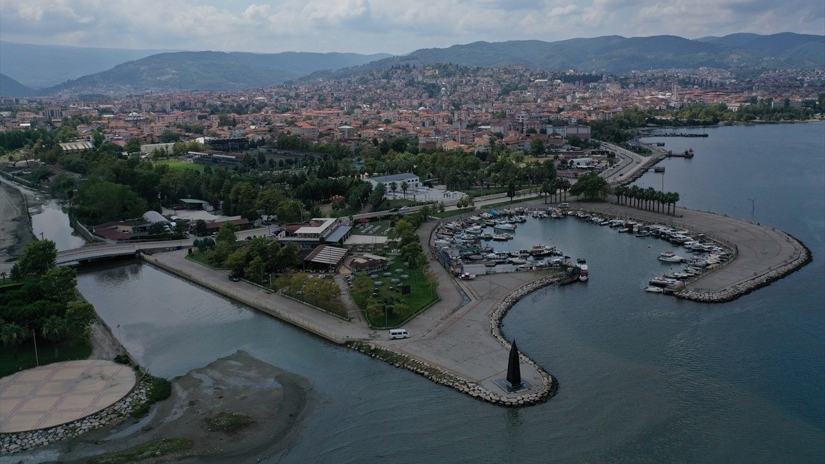 Marmara Depremi’nin merkez üssü Gölcük’te yapı stoku yenileniyor Marmara Depremi’nin merkez üssü Gölcük’te yapı stoku yenileniyor