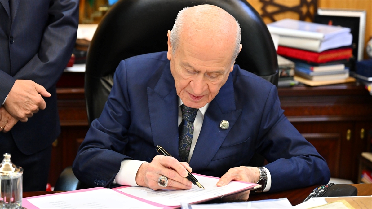 MHP Genel Başkanı Devlet Bahçeli’den “çerçeve yasa” imzası MHP Genel Başkanı Devlet Bahçeli’den “çerçeve yasa” imzası