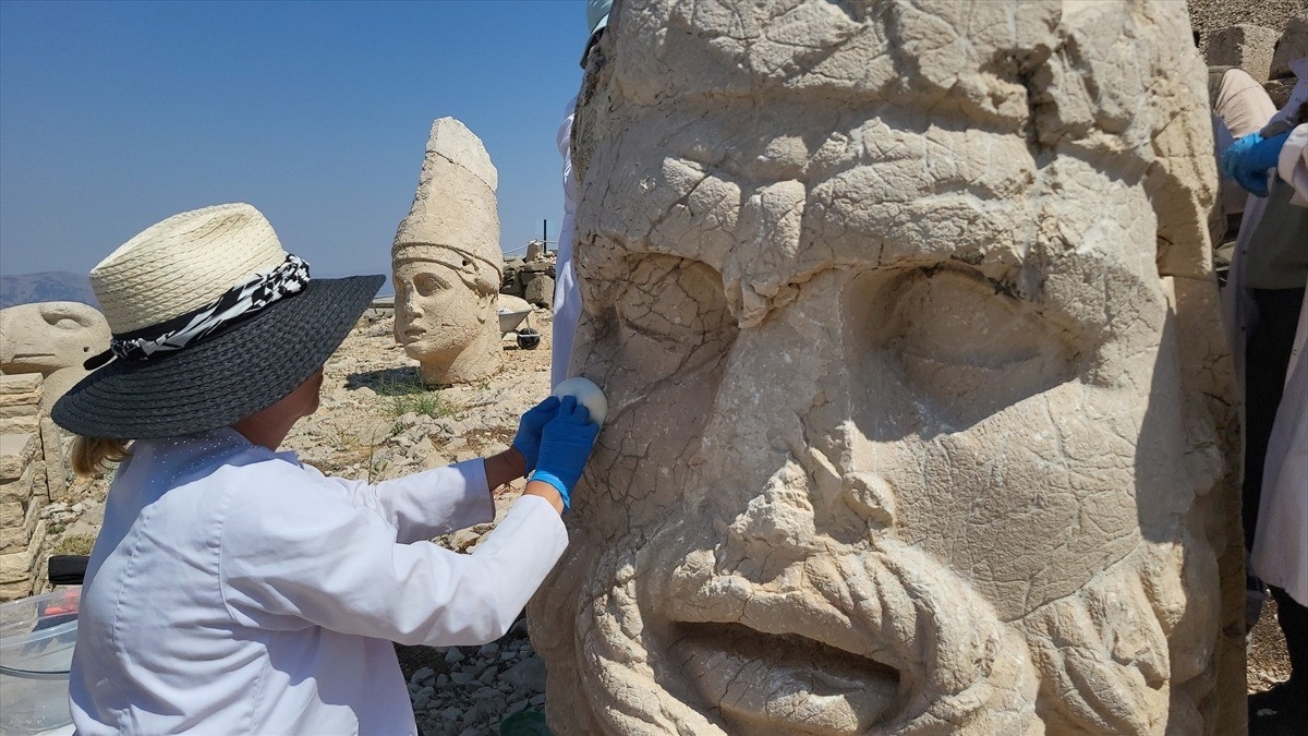 Nemrut Dağı’ndaki eserler nanoteknolojiyle korunmaya devam ediyor Nemrut Dağı’ndaki eserler nanoteknolojiyle korunmaya devam ediyor