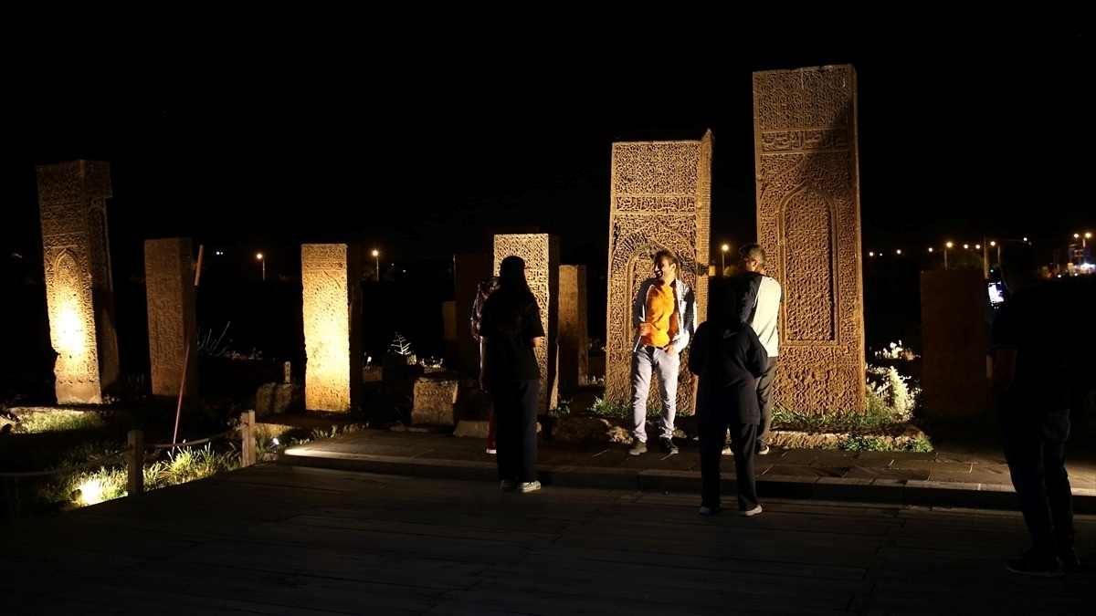 Selçuklu Meydan Mezarlığı’ndaki asırlık taşlar akşam da ziyaretçi çekiyor