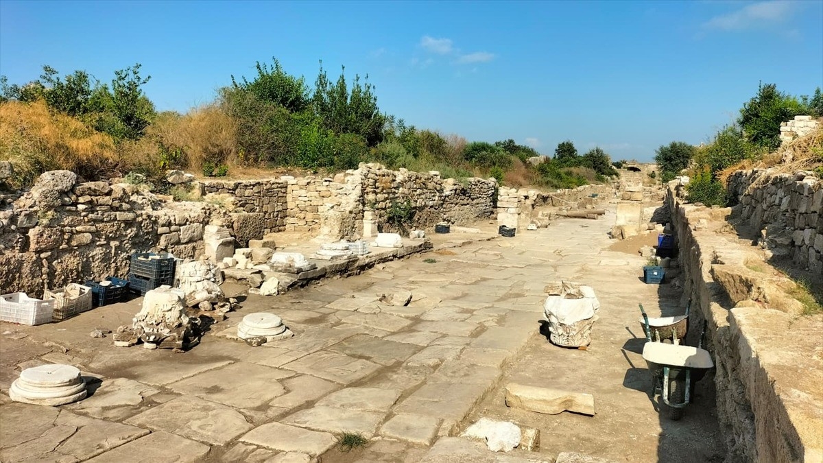Side’de antik kentin görkemli kapısı yeniden gün ışığına çıktı Side’de antik kentin görkemli kapısı yeniden gün ışığına çıktı