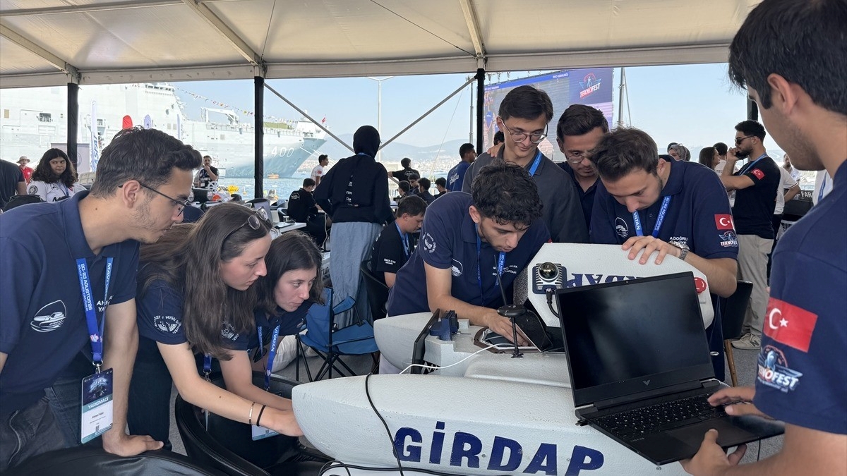 TEKNOFEST Mavi Vatan’da gençlerin insansız deniz araçları jüri karşısında