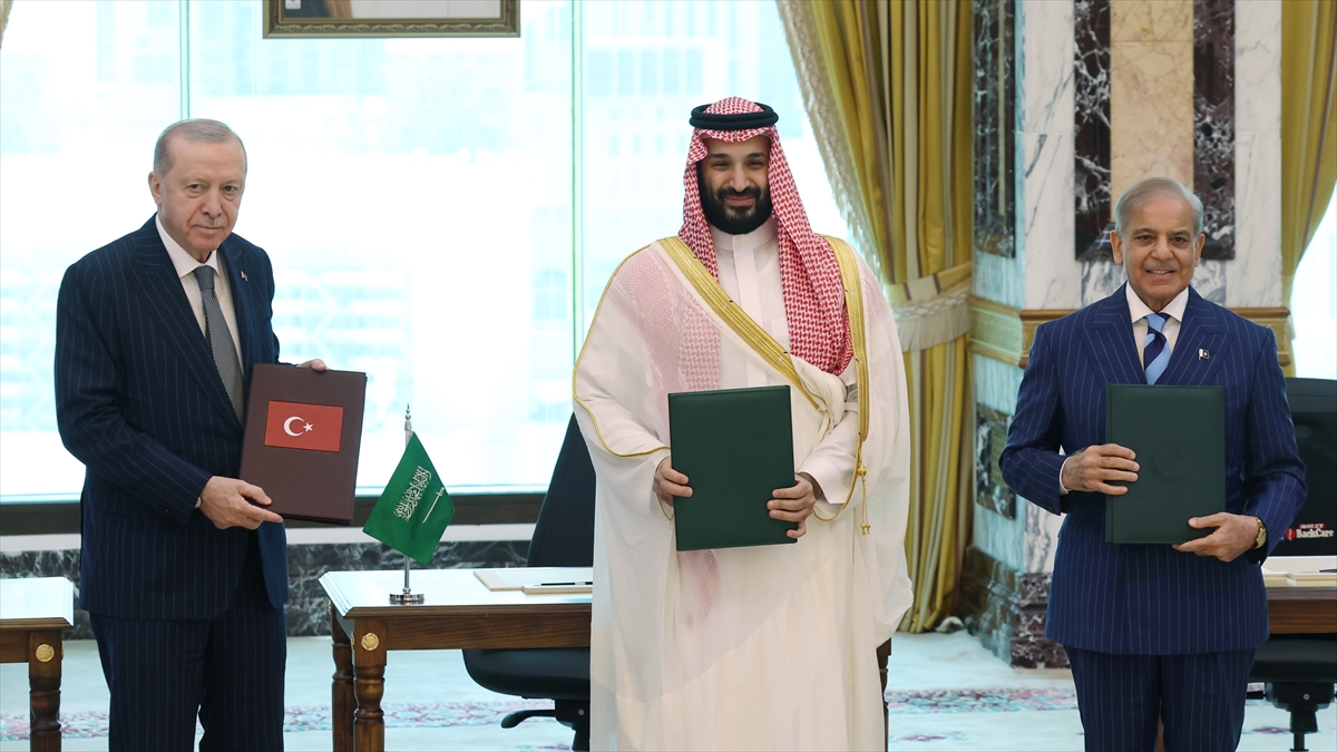 Türkiye, Suudi Arabistan ve Pakistan Ortak Savunma Anlaşması imzaladı Türkiye, Suudi Arabistan ve Pakistan Ortak Savunma Anlaşması imzaladı