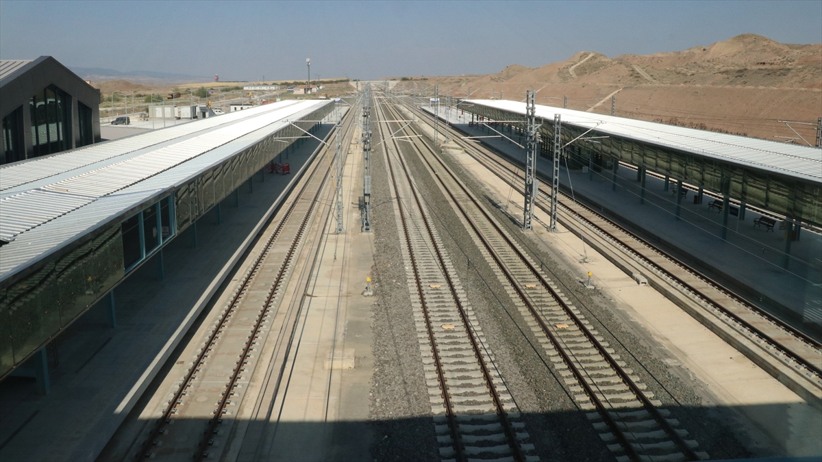 Türkiye’de son 24 yılda 2 bin 251 kilometre hızlı tren hattı inşa edildi Türkiye’de son 24 yılda 2 bin 251 kilometre hızlı tren hattı inşa edildi
