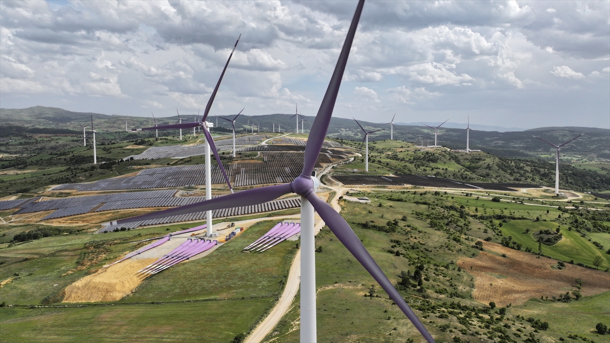 Türkiye’nin elektrik kurulu gücündeki son bir yıldaki artışın yüzde 88’i yenilenebilir kaynaklardan geldi Türkiye’nin elektrik kurulu gücündeki son bir yıldaki artışın yüzde 88’i yenilenebilir kaynaklardan geldi