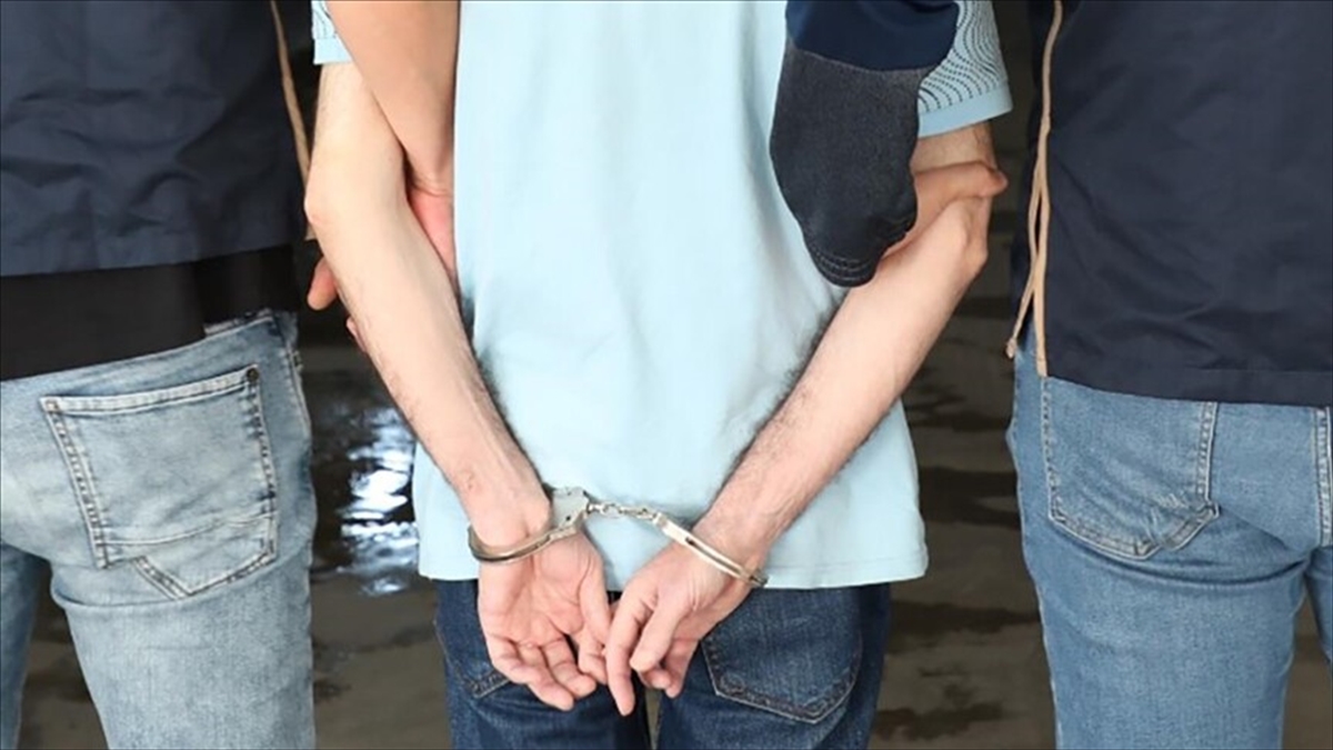 Uluslararası ve ulusal düzeyde aranan 60 suçlu Türkiye’ye iade edildi Uluslararası ve ulusal düzeyde aranan 60 suçlu Türkiye’ye iade edildi