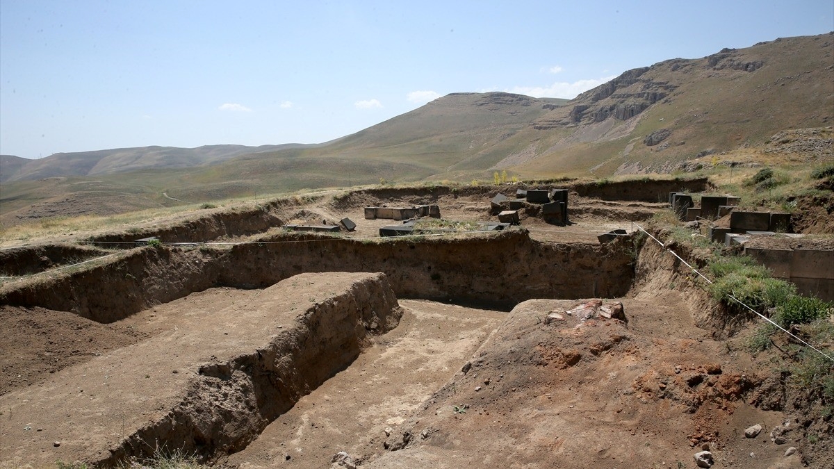 Urartu’nun izleri Kef Kalesi’ndeki kazılarda gün yüzüne çıkıyor Urartu’nun izleri Kef Kalesi’ndeki kazılarda gün yüzüne çıkıyor