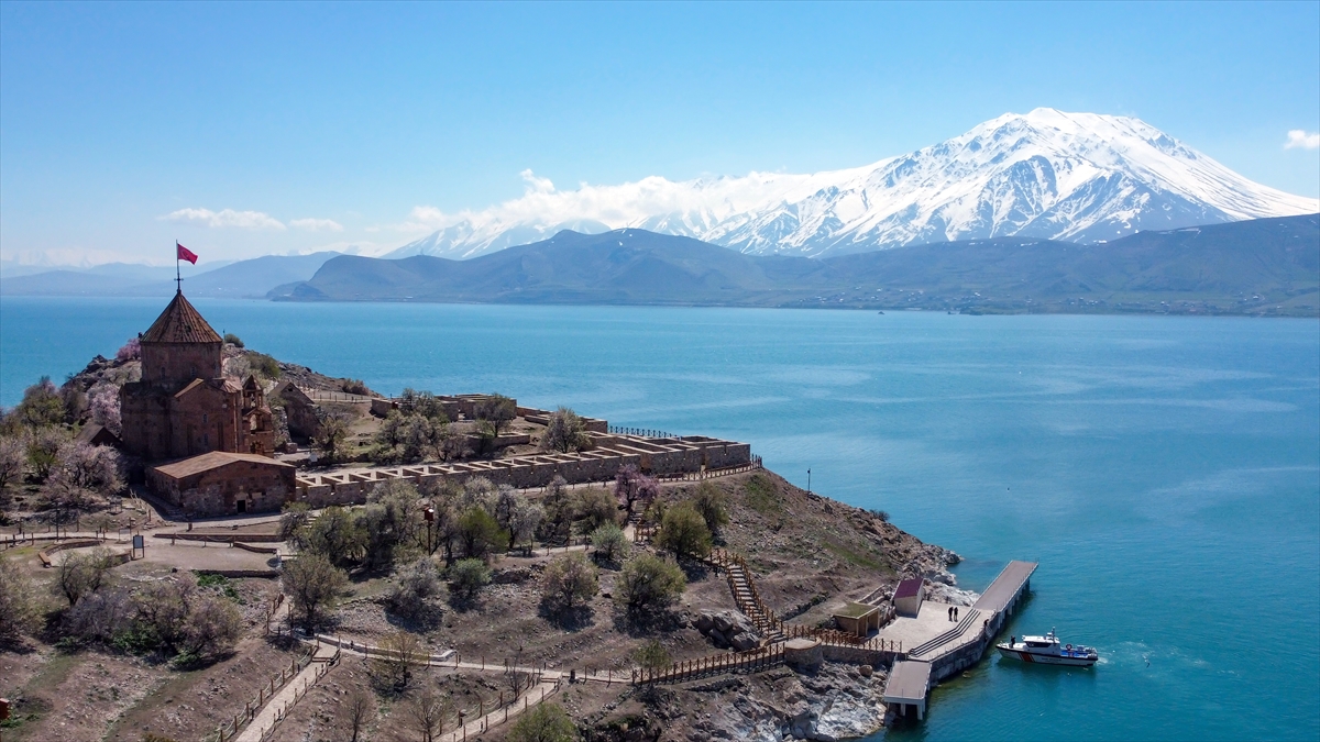 Van ile Bitlis sınırlarındaki alan “Van Gölü Deveboynu Yarımadası Milli Parkı” ilan edildi