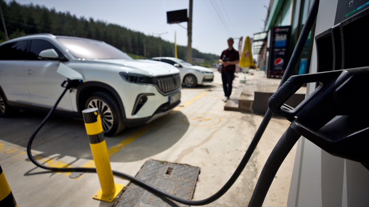 Ağustosta elektrikli araçlara 3,5 milyonun üzerinde şarj işlemi yapıldı Ağustosta elektrikli araçlara 3,5 milyonun üzerinde şarj işlemi yapıldı