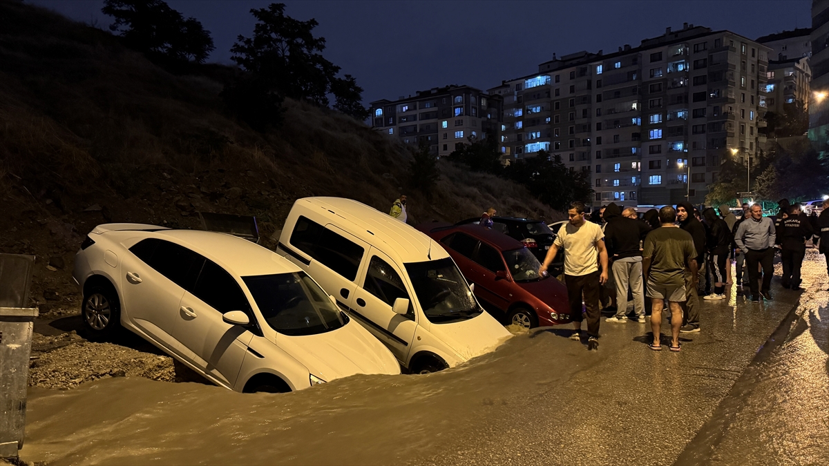 Ankara’da sel nedeniyle çöken yolda çok sayıda araç hasar gördü Ankara’da sel nedeniyle çöken yolda çok sayıda araç hasar gördü