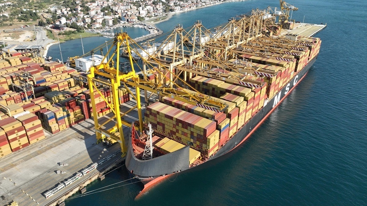 Asyaport’ta tek gemi uğrağında 22 bin 896 TEU konteyner elleçleme ile Türkiye rekoru kırıldı