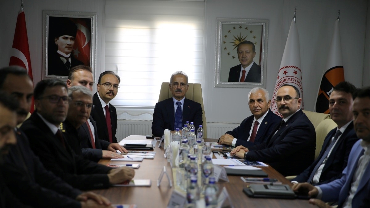 Bakan Uraloğlu, Siirt-Pervari Yolu ve Siirt-Kurtalan Demir Yolu çalışmalarını inceledi Bakan Uraloğlu, Siirt-Pervari Yolu ve Siirt-Kurtalan Demir Yolu çalışmalarını inceledi